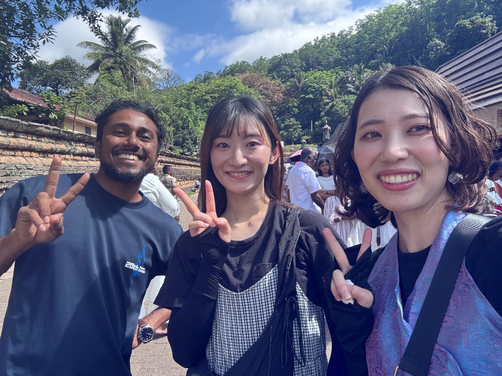 案内のダヌジャさんと旅行中の記念写真